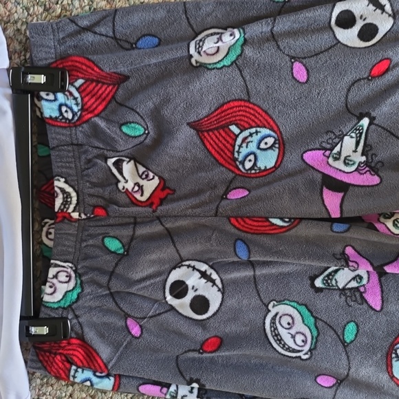 JAMMIES FOR FAMILIES WOMEN'S RED & GRAY NIGHTMARE BEFORE CHRISTMAS PJ SET 12 - Picture 3 of 14